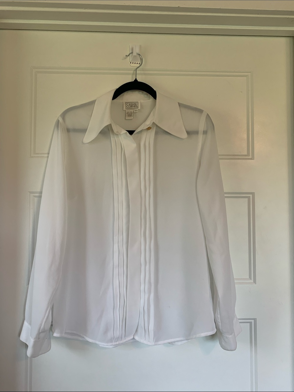 Casual Corner White Pleated Front hidden button down Dress Blouse size 8